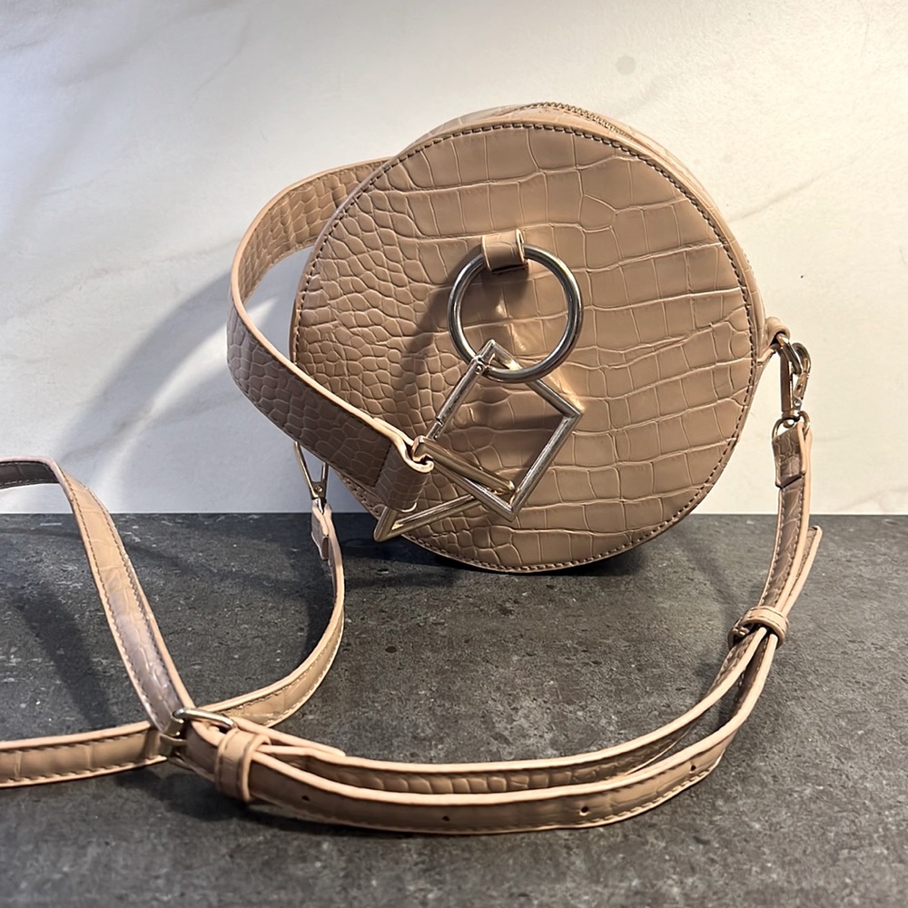 Gently used Bam Forever purse. Removable and adjustable shoulder strap.